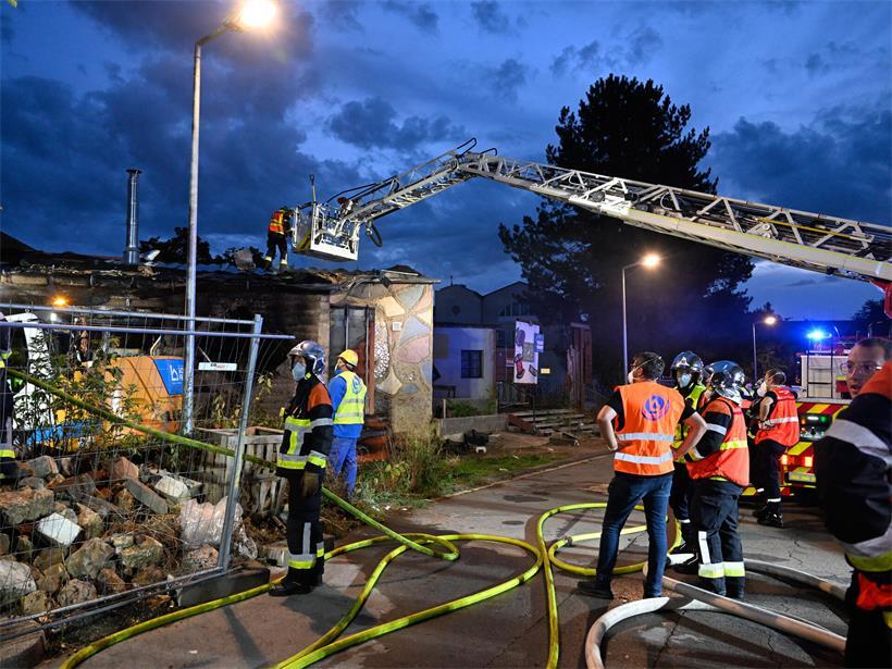 Großbrand im Escher „Benu Village“ – Feuer laut CGDIS unter Kontrolle