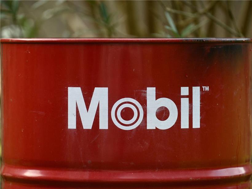 OPEC+ Staaten planen ab April 206.000 zusätzliche Barrel Öl pro Tag zu fördern, steigende Ölproduktion und globaler Energiemarkt.