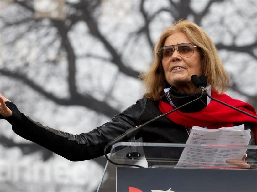 21.01.2017, USA, Washington: Die US-Journalistin, Schriftstellerin und Frauenrechtlerin Gloria Steinem nimmt an einer Anti-Trump-Kundgebung „Marsch der Frauen“ teil