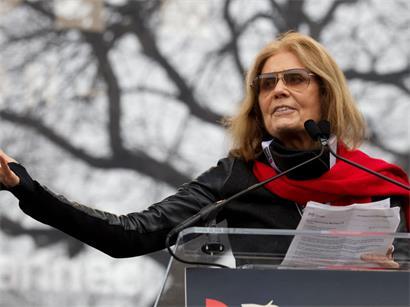 21.01.2017, USA, Washington: Die US-Journalistin, Schriftstellerin und Frauenrechtlerin Gloria Steinem nimmt an einer Anti-Trump-Kundgebung „Marsch der Frauen“ teil