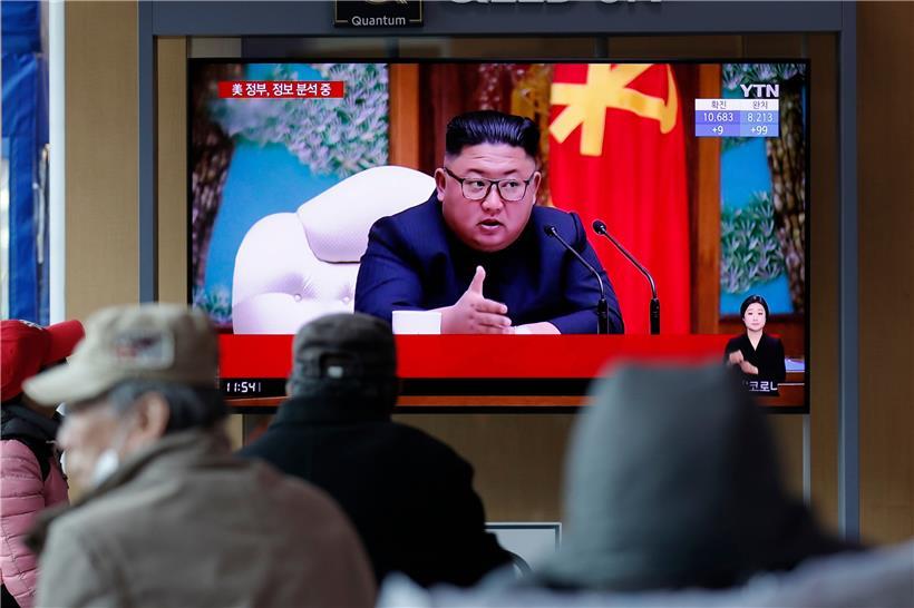 21.04.2020, Südkorea, Seoul: Menschen verfolgen an einem Bahnhof eine Nachrichtensendung über den nordkoreanischen Führer Kim Jong Un. Der nordkoreanische Machthaber befindet sich Berichten zufolge nach einer Operation in kritischem Zustand. Foto: Lee Jin-Man/AP/dpa +++ dpa-Bildfunk +++
