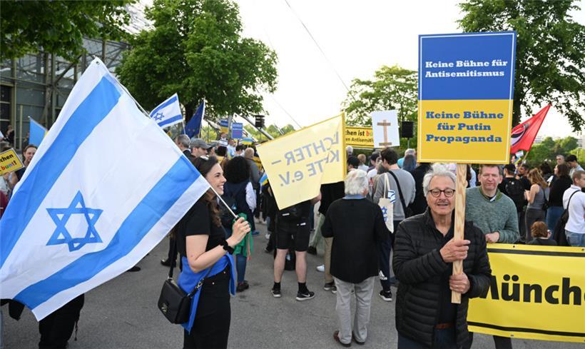 21.05.2023, Bayern, München: Menschen demonstrieren vor dem Auftritt des Pink-Floyd-Mitbegründer Roger Waters.

