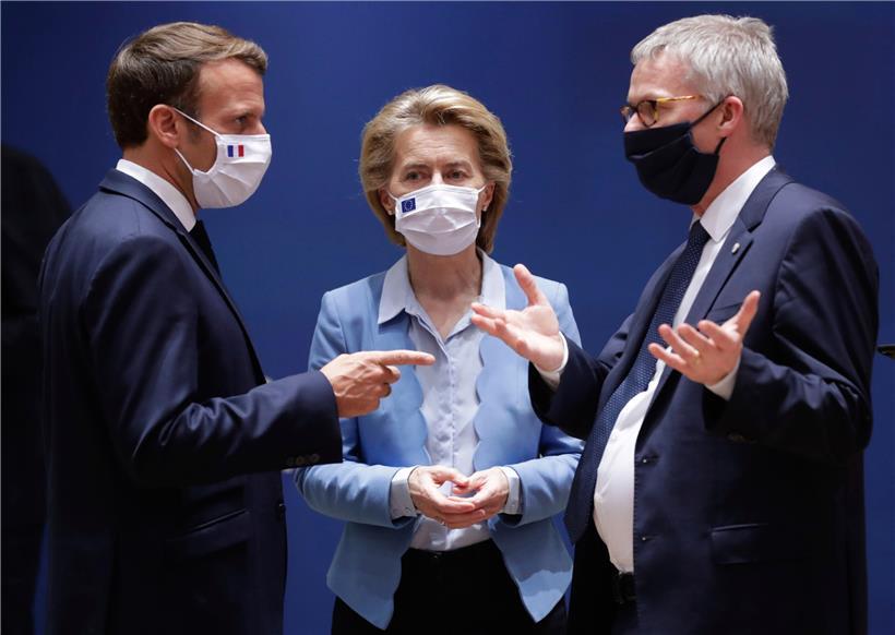 21.07.2020, Belgien, Brussels: Emmanuel Macron (l), Präsident von Frankreich, spricht neben Ursula von der Leyen (M), Präsidentin der Europäischen Kommission, mit Jeppe Tranholm Mikkelsen, Generalsekretär des Rates der Europäischen Union, während des EU-Gipfels. Im Kampf gegen die Corona-Wirtschaftskrise haben sich die EU-Staaten auf das größte Haushalts- und Finanzpaket ihrer Geschichte geeinigt. Foto: Stephanie Lecocq/EPA Pool/AP/dpa…
