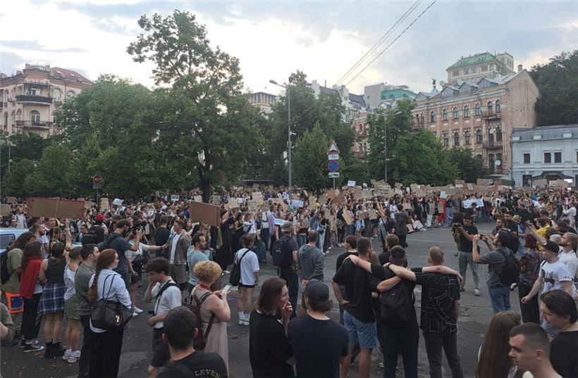 22.07.2025, Ukraine, Kiew: Trotz geltenden Kriegsrechts demonstrieren Hunderte Ukrainer spontan gegen ein Gesetz, das die Unabhängigkeit von Organen zur Korruptionsbekämpfung beschränkt. Sie fordern von Präsident Selenskyj ein Veto. Foto: Andreas Stein/dpa +++ dpa-Bildfunk +++

