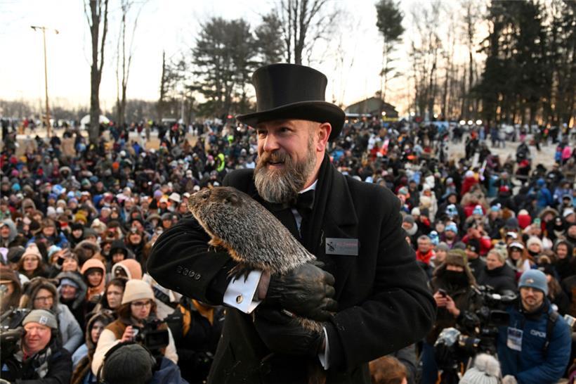 2.2.2023, USA, Punxsutawney: Der Murmeltierbetreuer A.J. Dereume hält Punxsutawney Phil, das wettervorhersagende Murmeltier, während der 137. Feier des Murmeltiertages am Gobbler’s Knob. Phils Betreuer sagten, das Murmeltier habe sechs weitere Winterwochen vorhergesagt. 
