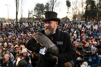 2.2.2023, USA, Punxsutawney: Der Murmeltierbetreuer A.J. Dereume hält Punxsutawney Phil, das wettervorhersagende Murmeltier, während der 137. Feier des Murmeltiertages am Gobbler’s Knob. Phils Betreuer sagten, das Murmeltier habe sechs weitere Winterwochen vorhergesagt. 
