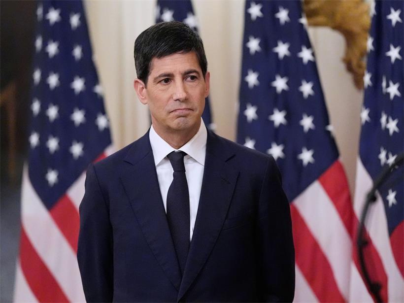 Kevin Warsh hört Präsident Trumps Rede im East Room des Weißen Hauses vor seiner Vereidigung als Fed-Vorsitzender am 22.05.2026