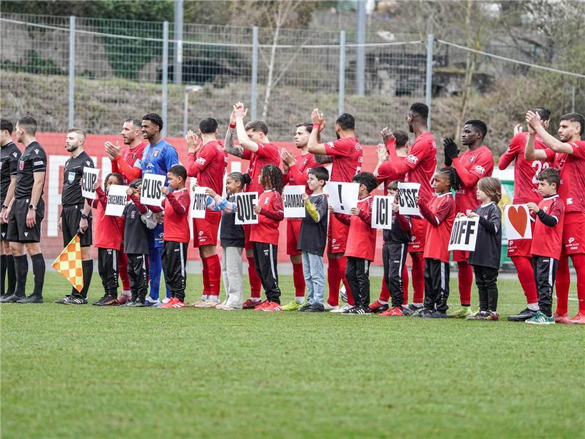 Menschen feiern fröhlich das 23-jährige Jubiläum in Differdingen bei sonnigem Wetter