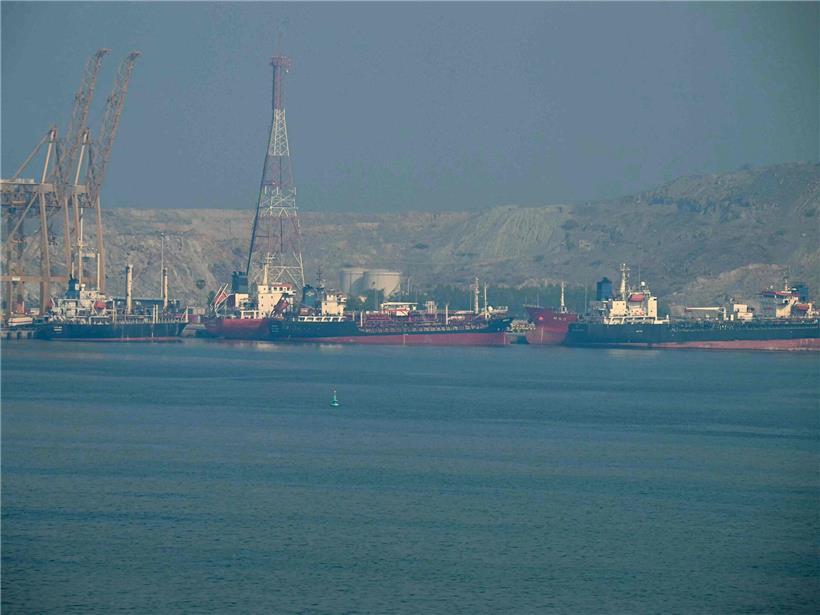 Tanker am Khor-Fakkan-Containerterminal, natürlicher Tiefwasserhafen und wichtiger Containerhafen in Schardscha, Juni 2025