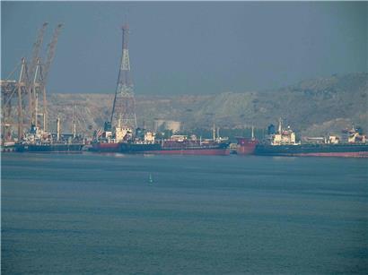 Tanker am Khor-Fakkan-Containerterminal, natürlicher Tiefwasserhafen und wichtiger Containerhafen in Schardscha, Juni 2025