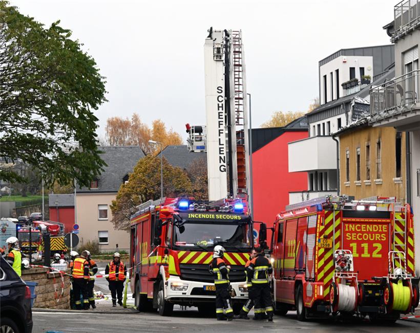 23 Personen lebten in dem betroffenen Mehrfamilienhaus, 50 Nachbarn mussten beim Brand mit evakuiert werden
