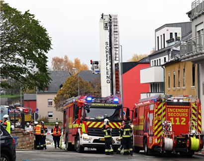 23 Personen lebten in dem betroffenen Mehrfamilienhaus, 50 Nachbarn mussten beim Brand mit evakuiert werden

