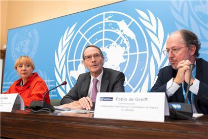 23.09.2022, Schweiz, Genf: Erik Mose (M), Vorsitzender der Unabhängigen Internationalen Untersuchungskommission für die Ukraine, sitzt zwischen Jasminka Dzumhur (l), Kommissarin für die Ukraine, und Pablo de Greiff, Kommissar für die Ukraine, und spricht während einer Pressekonferenz im Anschluss an eine mündliche Aktualisierung der Unabhängigen Internationalen Untersuchungskommission für die Ukraine vor dem UN-Menschenrechtsrat am europäischen Hauptsitz…
