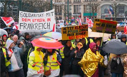 23.3.2023, Hamburg: Streikende stehen während einer Kundgebung der Gewerkschaft Verdi auf dem Rathausmarkt
