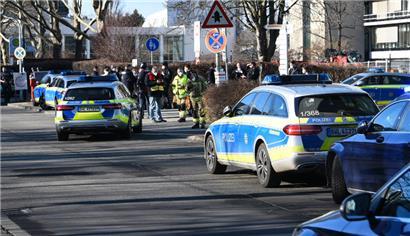 24.01.2022, Heidelberg: Fahrzeuge der Polizei stehen am Gelände der Heidelberger Universität 
