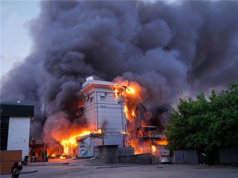 Brennendes Gebäude in Kiew, Ukraine nach russischem Raketenangriff am 24.05.2026, Zerstörung und Kriegsschäden sichtbar