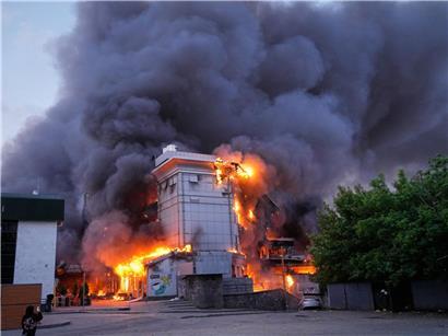 Brennendes Gebäude in Kiew, Ukraine nach russischem Raketenangriff am 24.05.2026, Zerstörung und Kriegsschäden sichtbar