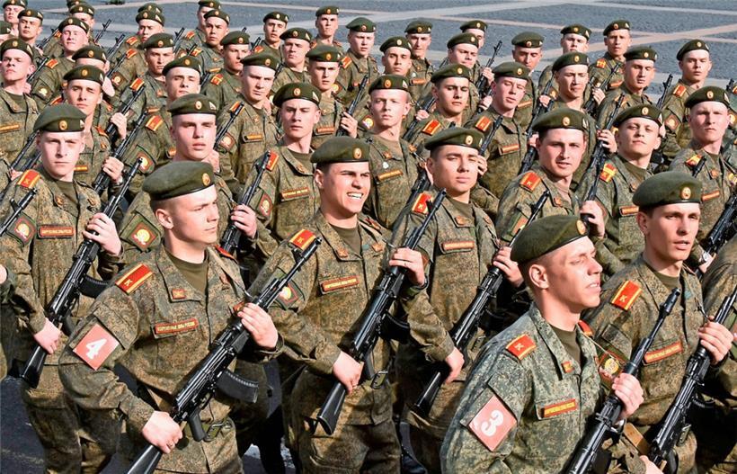 25. April, Sankt Petersburg: Probe für die Militärparade am 9. Mai, dem „Tag des Sieges“ der Sowjetunion über Nazi-Deutschland
