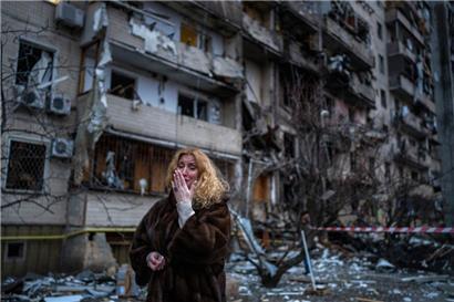 25.02.2022, Ukraine, Kiew: Natali Sevriukova reagiert neben ihrem Haus nach einem Raketenangriff
