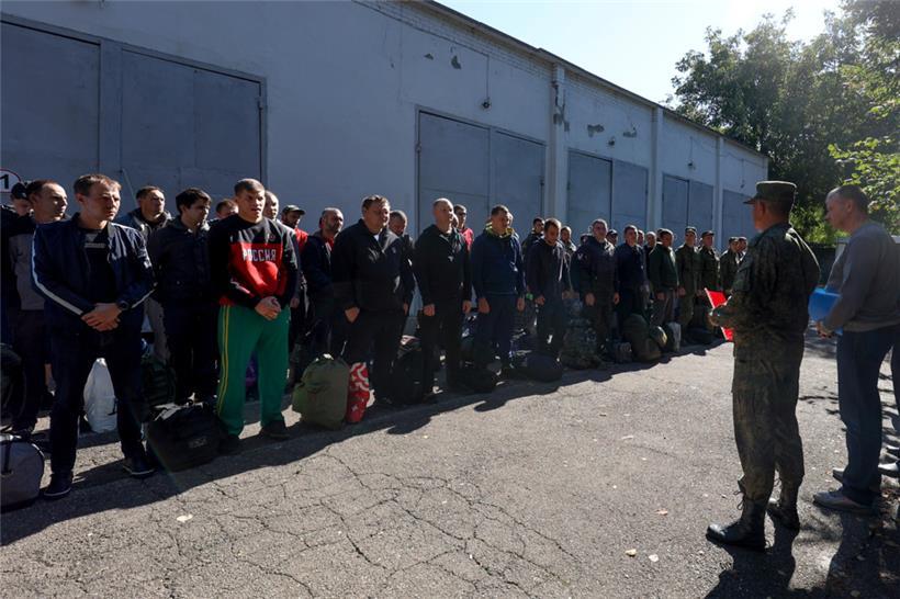 25.09.2022, Russland, Krasnodar: Russische Rekruten stehen in der Nähe eines militärischen Rekrutierungszentrums
