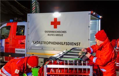 25.12.2022, Österreich: Eine Lawine hat am Arlberg in Österreich auf einer Piste einen oder mehrere Skifahrer erfasst
