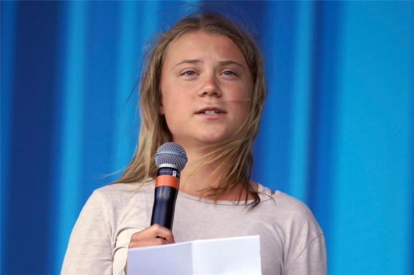 25.6.2022, Großbritannien, Glastonbury: Die schwedische Klimaaktivistin Greta Thunberg steht während des Glastonbury Festivals auf der Bühne und spricht zum Publikum 
