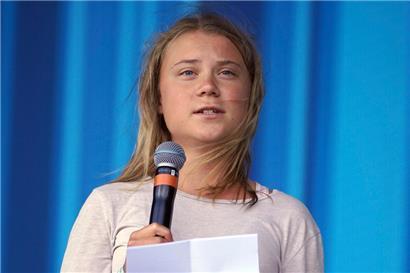 25.6.2022, Großbritannien, Glastonbury: Die schwedische Klimaaktivistin Greta Thunberg steht während des Glastonbury Festivals auf der Bühne und spricht zum Publikum 
