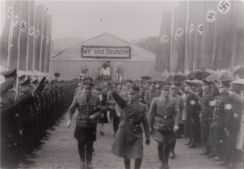 26 octobre 1941: manifestation de propagande dans la „Kreisstadt“ Diekirch (de gauche à droite): Kreisjugendleiter Arnold, Gauleiter Simon, Amtsbürgermeister Jost
