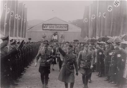 26 octobre 1941: manifestation de propagande dans la „Kreisstadt“ Diekirch (de gauche à droite): Kreisjugendleiter Arnold, Gauleiter Simon, Amtsbürgermeister Jost
