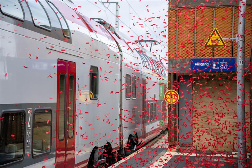 26.02.2025, Rheinland-Pfalz, Trier-Ehrang: Unter Konfettibeschuss fährt ein Sond...