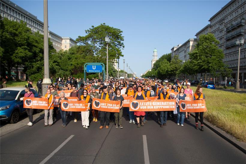 26.05.2023, Berlin: Unterstützer der Klimaaktivisten von Letzte Generation demonstrieren in Berlin gegen die Einstufung als kriminelle Vereinigung durch die Behörden.
