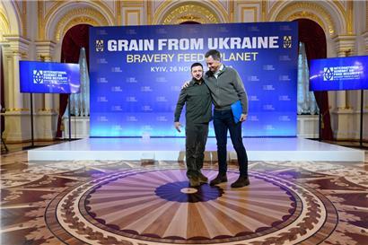 26.11.2022, Ukraine, Kiew: Alexander De Croo (r.), Premierminister von Belgien, und Wolodymyr Selenskyj, Präsident der Ukraine, während der Lancierung des humanitären Programms „Getreide aus der Ukraine“
