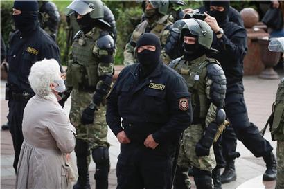 27.08.2020, Belarus, Minsk: Eine ältere Demonstrantin steht während eines Protests vor Polizisten. 
