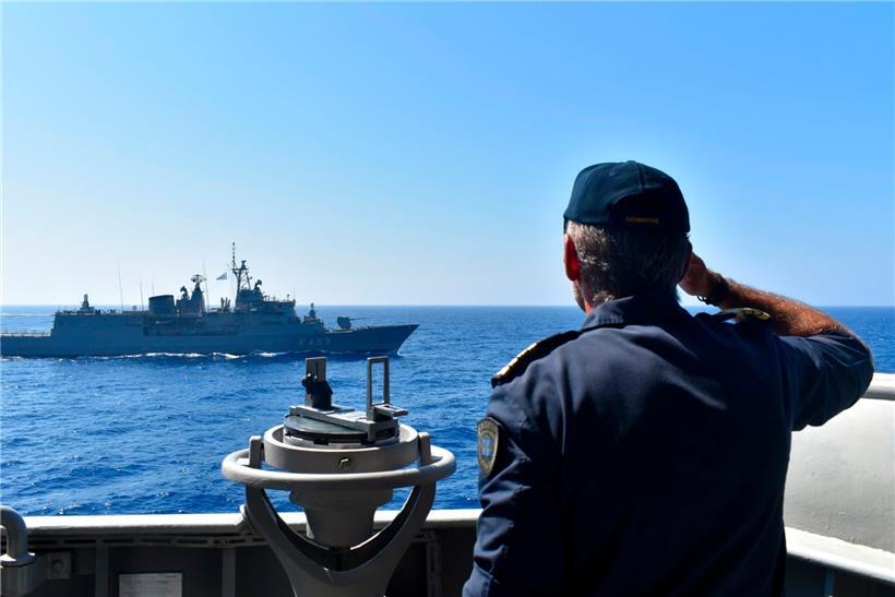 27.08.2020, Griechenland, Östliches Mittelmeer: Ein Offizier salutiert während einer Militärübung im östlichen Mittelmeer an Bord eines griechischen Kriegsschiffes. 
