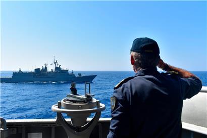 27.08.2020, Griechenland, Östliches Mittelmeer: Ein Offizier salutiert während einer Militärübung im östlichen Mittelmeer an Bord eines griechischen Kriegsschiffes. 
