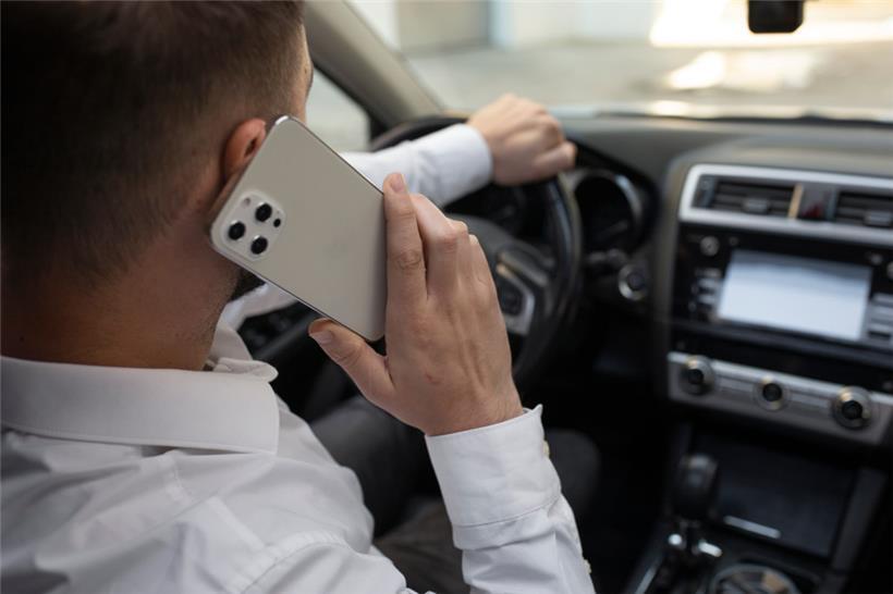 28 gebührenpflichtige Verwarnungen stellte die Polizei am Dienstagnachmittag wegen der Nutzung des Smartphones am Steuer aus
