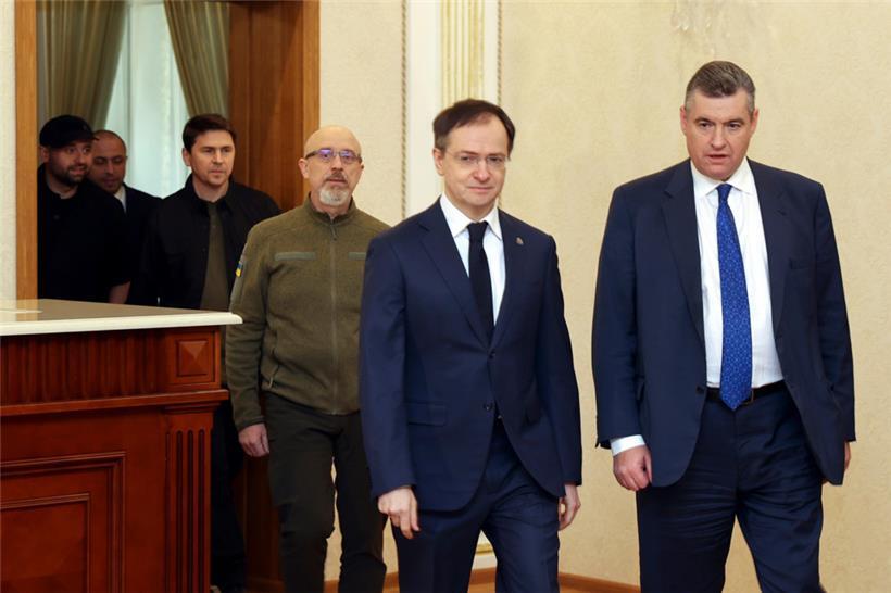 28.02.2022: Das von der belarussischen Staatsagentur BelTA verbreitete und von AP zur Verfügung gestellte Bild zeigt Oleksii Reznikov (3.v.r-L) Verteidigungsminister der Ukraine, Wladimir Medinski, Leiter der russischen Delegation, Leonid Sluzki, Außenpolitiker, und andere Mitglieder der russischen Delegationen beim Eintreffen in einem Saal für Friedensgespräche in der Region Gomel

