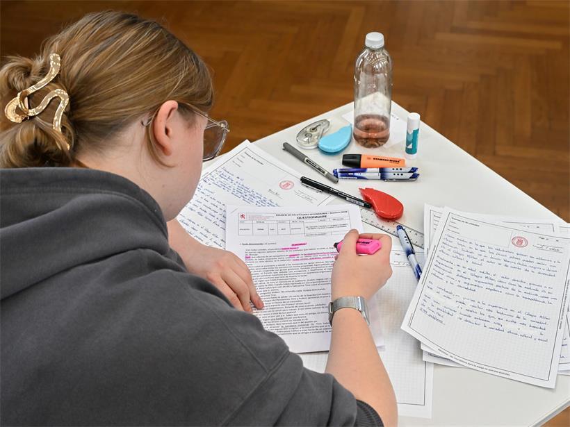 Junge Menschen feiern erfolgreich bestandene Premières-Examen 2024, stolz und glücklich nach Prüfungserfolg