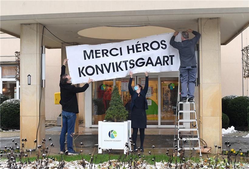 3 Meter lang ist das Banner, mit dem sich die Familien beim Personal bedanken mö...