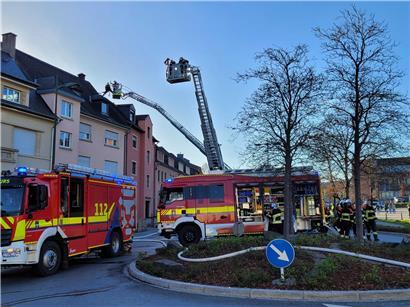 30 Feuerwehrleute im Einsatz bei einem Einsatz in Ettelbrück, Feuerwehrteam bei Brandbekämpfung und Rettung
