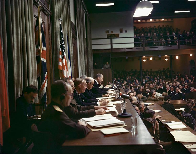 30. September 1946: Mitglieder des Internationalen Militärgerichtshofs verlesen die Urteile bei den Nürnberger Prozessen 
