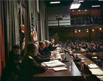 30 septembre 1946, Nuremberg: les membres du Tribunal militaire international lisent les verdicts des procès de Nuremberg dans la salle d’audience du palais de justice
