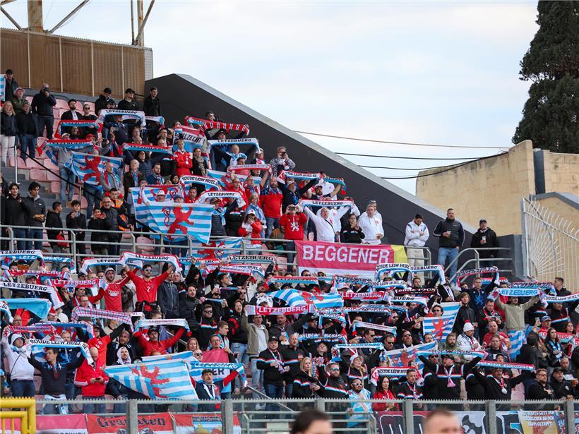 300 begeisterte Fans verfolgen die „Roten Löwen“ bei einem spannenden Fußballspiel live vor Ort