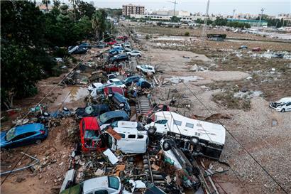 30.10.2024, Spanien, Valencia (valencianische Gemeinschaft): Autos, die durch das heftige Unwetter weggeschwemmt wurden, stehen auf den Gleisen. Dutzende Menschen gelten weiterhin als vermisst. Foto: Rober Solsona/EUROPA PRESS/dpa +++ dpa-Bildfunk +++
