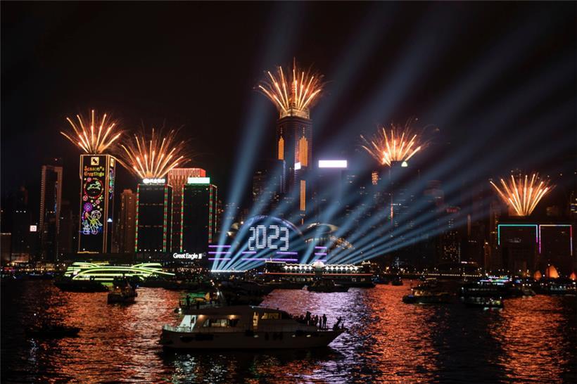 31.12.2022, China, Hongkong: Um Mitternacht am Neujahrssonntag ist ein Feuerwerk über dem Victoria Harbour zu sehen
