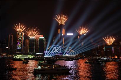 31.12.2022, China, Hongkong: Um Mitternacht am Neujahrssonntag ist ein Feuerwerk über dem Victoria Harbour zu sehen
