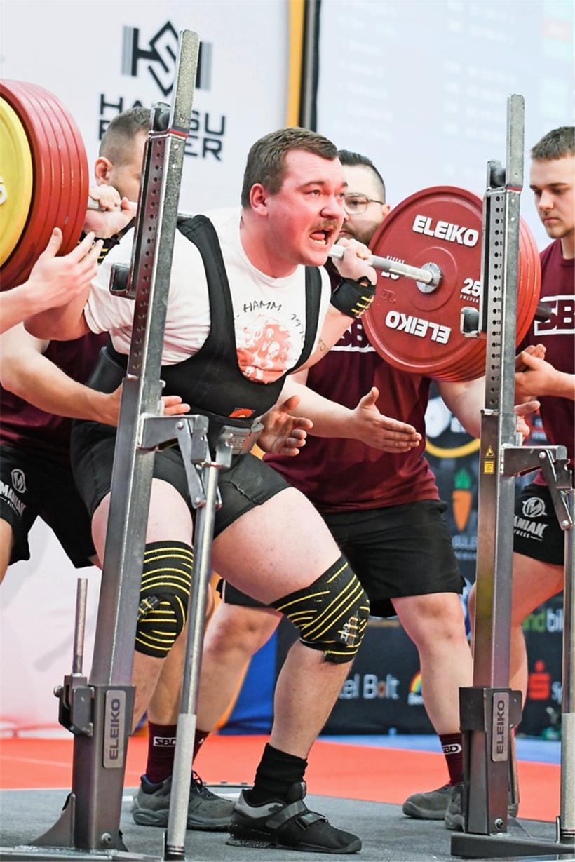 325 kg in der Kniebeuge
