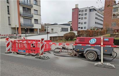 36 von 253: Anfang Dezember wurde der Schachtdeckel an der neuen Bushaltestelle am „Parc Lodève“ ersetzt. Das Krankenhaus genießt beim Austausch Priorität. Noch sind hier aber nicht alle klappernden Deckel ausgetauscht.
