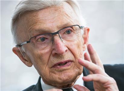38 Jahre lang hatte er die Schere am großherzoglichen Hof fest im Griff: Marcel Raths war der langjährige Friseur von Großherzog Jean.
