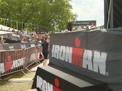 Athleten beim Ironman Klagenfurt beim Schwimmen, Radfahren und Laufen über 3,8 km, 180 km und 42,2 km am Sonntag